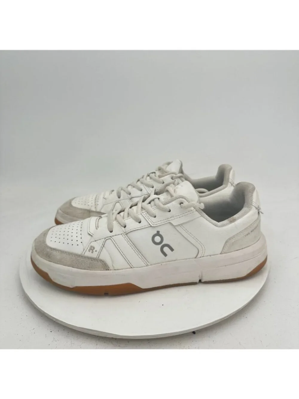 On The Roger Clubhouse Swiss Engineering Women Sz 9 3WF10430924 White Ivory Shoe